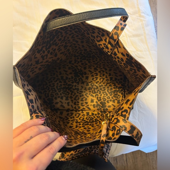 Street Level Reversible Tote - Picture 2 of 10